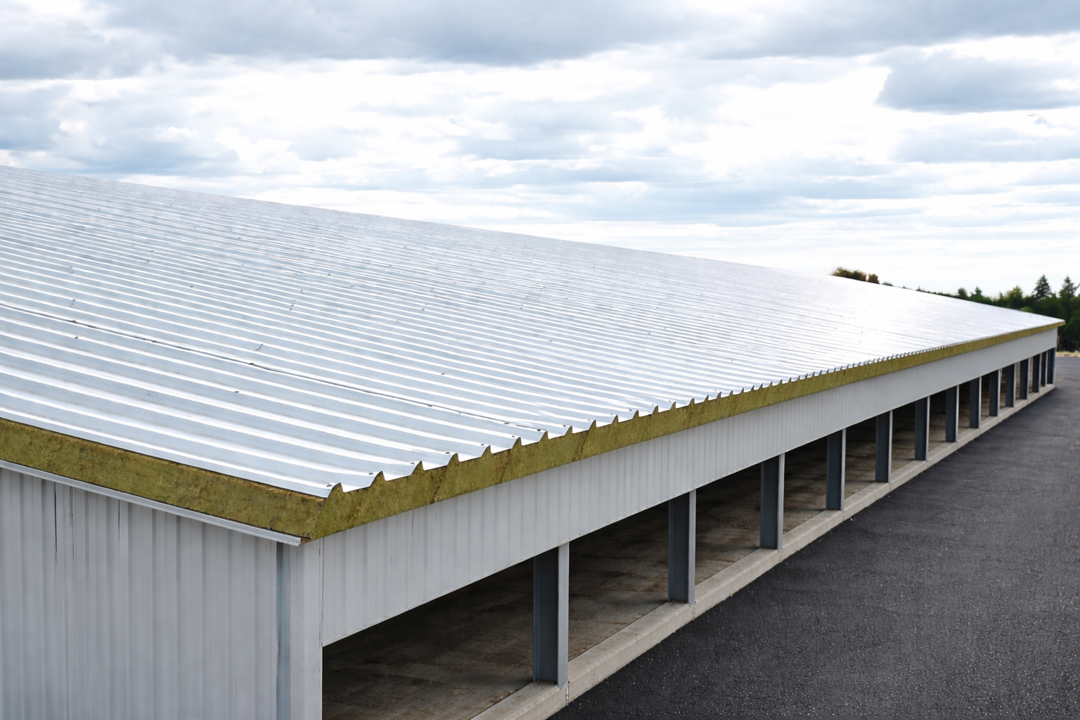 Особенности монтажа кровли из сэндвич-панелей