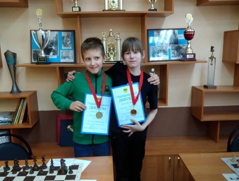 Krovelson помогает юным шахматистам